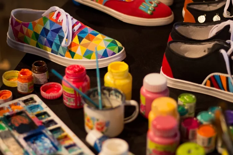 How to seal acrylic paint on shoes